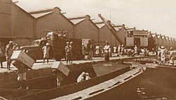 Unloading cargo in Mualla, Aden