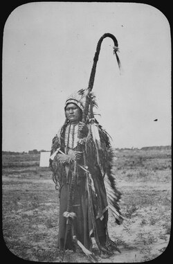 Chief Powder Face with war lance associated with the second dance ceremony (biitahanwu), 1864[48]