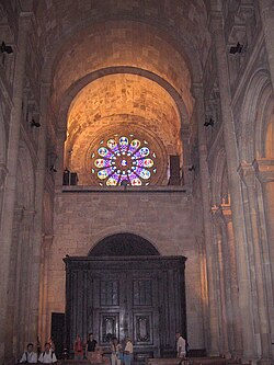 Nave of Lisbon Cathedral with a barrel vaulted soffit. Note the absence of clerestory windows, all of the light being provided by the rose window at one end of the vault.