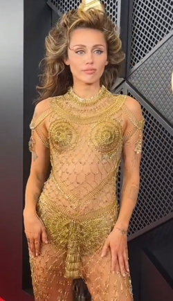 Cyrus at the 2024 Grammys red carpet.
