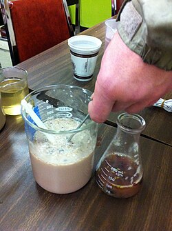 Preparing a yeast starter culture and gradually cooling the culture down to the must temperature by adding some wine