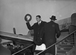 Peck greets his admirers at the Helsinki Airport in January 1953