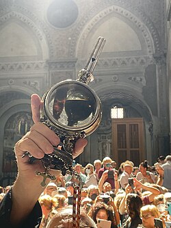 The reliquary being held upside-down during 2022 Saint Januarius's Day celebrations, revealing the liquid inside the ampoules