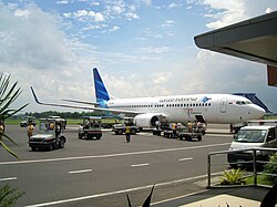A Garuda Indonesia Boeing 737 NG with its current livery at Adisutjipto Airport, Yogyakarta, Indonesia (2010)