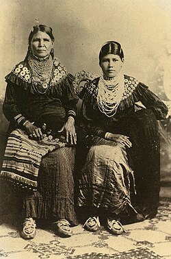 Two Delaware Nation citizens, Jennie Bobb and her daughter Nellie Longhat, in Oklahoma, in 1915[3]