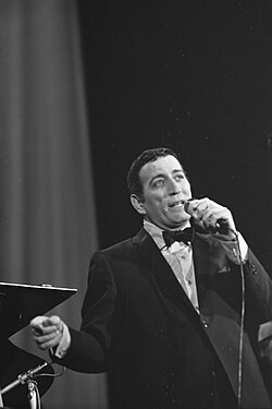 Bennett performing in 1966