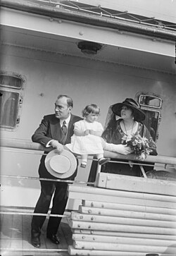 Caruso with his wife and daughter sailing for Italy, May, 1921