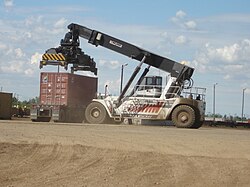 Reach stacker