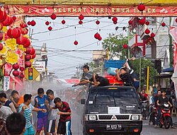 Cian cui (Chinese: 濺水; Pe̍h-ōe-jī: chiān-chúi) is an Indonesian tradition during Chinese New Year, which involves splashing others with water. Photograph taken in Selatpanjang, Riau, Indonesia.