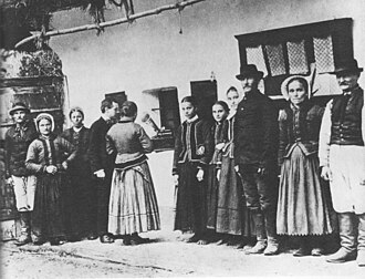 Béla Bartók using a phonograph to record Slovak folk songs sung by peasants in Zobordarázs[28] (Slovak: Dražovce, today part of Nitra, Slovakia)