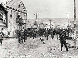 Crowd in line for mail at Dawson post office, 1899