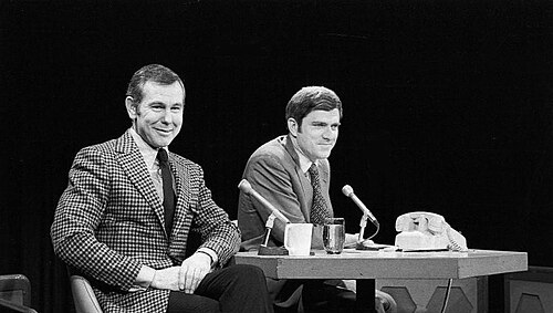 Donahue (right) with guest Johnny Carson in August 1970