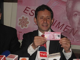 Central Bank President José de Gregorio Rebeco presenting the new $5,000 bill in 2009.