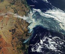 Satellite image of the smoke from the south-eastern Queensland and northern New South Wales bushfires in November 2019. At the time, the smoke spread eastward and reached Tasman Sea.