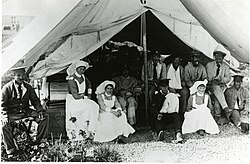 Canadian nurses with wounded soldiers[108]