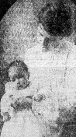 Munson with her mother, c. 1903
