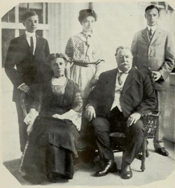 Charlie with his parents and siblings (1912)