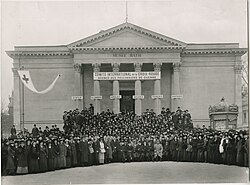 Group picture of the volunteers – mostly women – in front of the Musée Rath in 1914