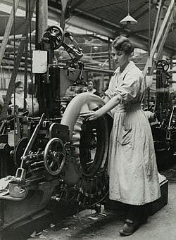Factory workers making tires, 1918