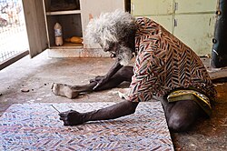 Kunwinjku artist Glen Namundja creating art in the style pioneered in Arnhem Land
