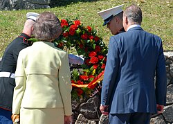 Juan Carlos and Sofía laying a wreath in 2009