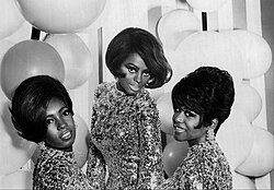 Ross (center) with the Supremes in 1967