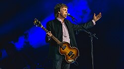 McCartney using a Höfner 500/1 bass in 2016