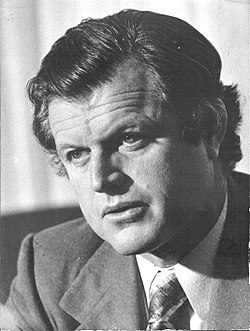 The United States senator Edward "Ted" Kennedy promoted an arms embargo against Latin American military dictatorships, affecting Chile during a period of strong regional tension with its neighbors.