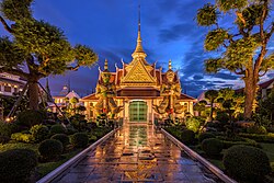 Two sculptures in front of the eastern gate to the main chapel of Wat Arun