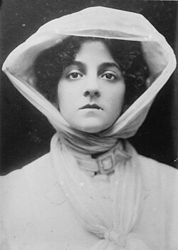 Elsie Janis, 17 years old, in The Vanderbilt Cup 1906. She is dressed in early automobile attire; in the play, she drives a car on stage[6]