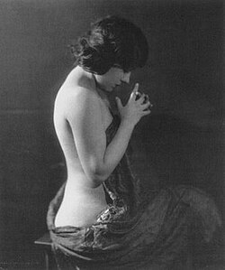 Swanson photographed by Alfred Cheney Johnston (1919)