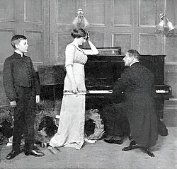 Coward (left) with Lydia Bilbrook and Charles Hawtrey, 1911