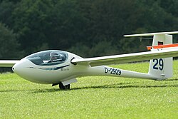 A Schleicher ASG 29 glider shows its monowheel landing gear