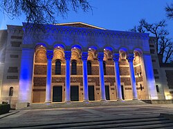 Sacramento Memorial Auditorium hosts the Sacramento Ballet and the Sacramento Philharmonic Orchestra.