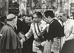 Pinochet at the 1976 Te Deum in the Santiago Metropolitan Cathedral. Seen from behind is Cardinal Raúl Silva Henríquez.