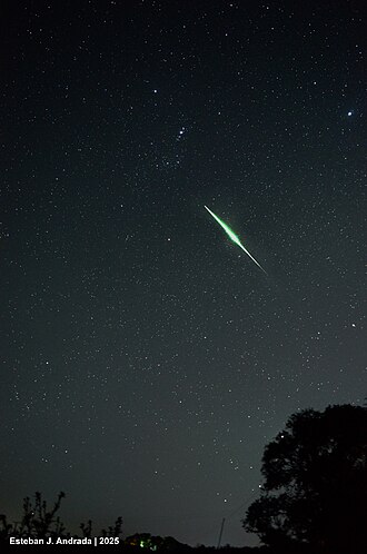 This image offers us a close encounter with a Geminid meteor, observed from Mar del Plata, Argentina.