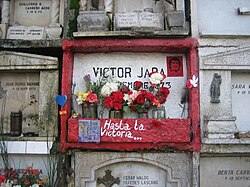 Víctor Jara's grave in the General Cemetery of Santiago. The note reads: "Until victory..."