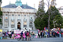 Anti-war protesters and pro-military counterprotesters in Berkeley (2008)