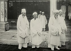 Traditionally, people wore white clothes along with white turbans during funerals. Vietnamese officials Hồ Đắc Trung, Tôn Thất Hân, Nguyễn Hữu Bài and Đoàn Đình Duyệt depicted during the funeral of emperor Khải Định.