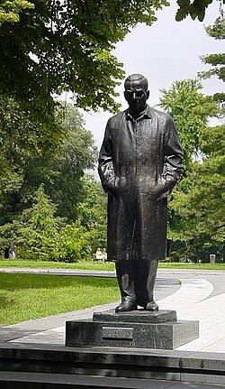 Statue of Andrić adjacent to Belgrade's Novi dvor
