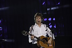 McCartney playing an Epiphone Texan in 2014