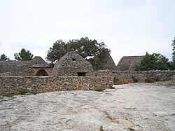 At a place known originally as “Les Savournins Bas” in Gordes, the open-air museum created by Pierre Viala in 1976 under the name of “Village des Bories”.