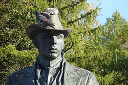 Upper part of Rachmaninoff's statue by Alexandr Rukavishnikov [ru] in Veliky Novgorod