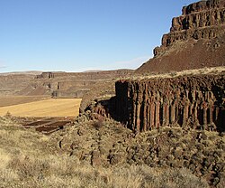 Moses Coulee in the US showing multiple flood basalt flows of the Columbia River Basalt Group. The upper basalt is Roza Member, while the lower canyon exposes Frenchmen Springs Member basalt