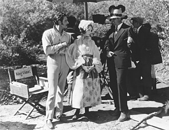 Rehearsing on the set of La Bohème: L to R: John Gilbert, Lillian Gish, King Vidor (director)