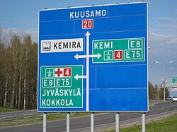 The advance sign for the junction with the highway 4 (E8/E75) on the highway 20 in Oulu, Finland, looking east.