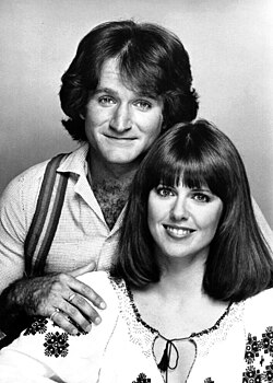 Williams with co-star Pam Dawber in a promotional photo for Mork & Mindy, 1978