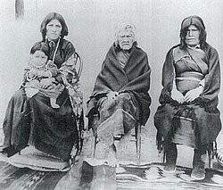 Nampeyo in 1901 (on the right) with her eldest daughter, Annie Healing (on the left) holding her granddaughter, Rachel; and mother White Corn (in the middle).