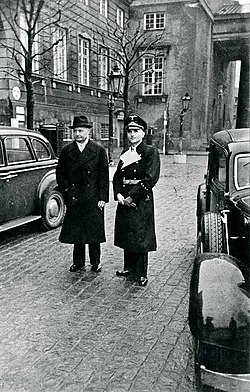 Best (right) with Erik Scavenius, Danish PM 1942-43.