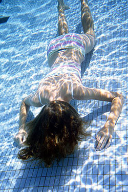 Staged image showing how victims may black out quietly underwater, often going unnoticed.